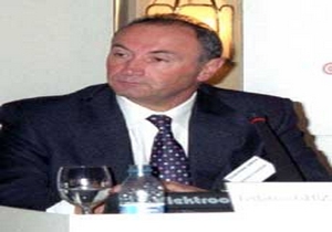 Gözlerine bakarken utanıyorum