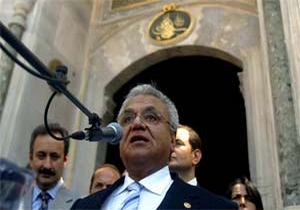 Bakan Koç, Ayasofya Müzesi'ni gezen turistlere su ikram etti