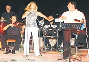 Gündüz fabrikatör gece şarkıcı