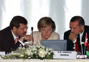 Merkel: Türkiye'den şüphem var