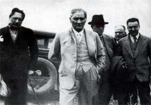 Mercedes, Atatürk’ün 1926’da aldığı otonun fotoğrafını yayınladı