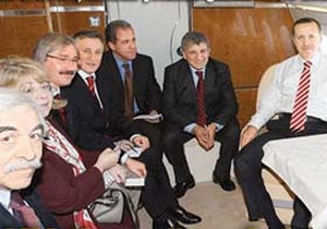 Gazeteciler nerede oturuyor?