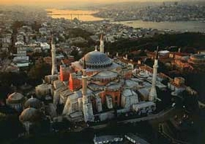 Ayasofya sarıya boyanıyor