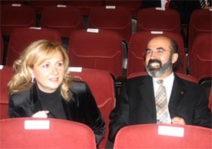 Erol Yarar'la evlendi, başını açtı