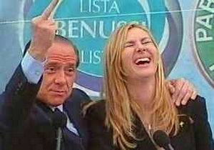Berlusconi, genç kızlarla yakalandı