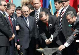 Nevruz ateşini yaktı, demir dövdü