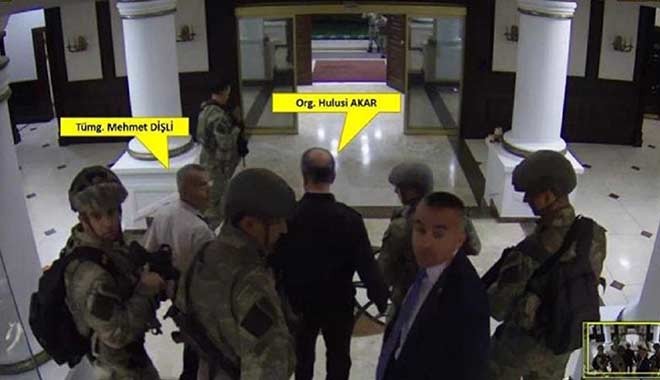 İşte Genelkurmay Başkanı Hulusi Akar'ın yanıtları: Alnıma silah dayadı