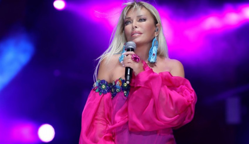 Ajda Pekkan, hayranlarının karşısına fuşya rengi elbisesi ile çıktı