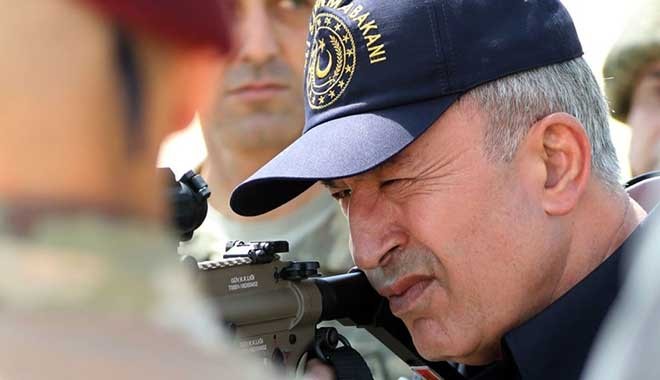 "Hulusi Akar, bakanlık personelinin kendisine 'Komutanım' diyerek hitap etmesini istiyor"