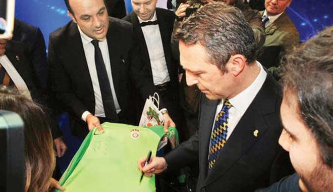 Ali Koç Galatasaray formasına imza attı