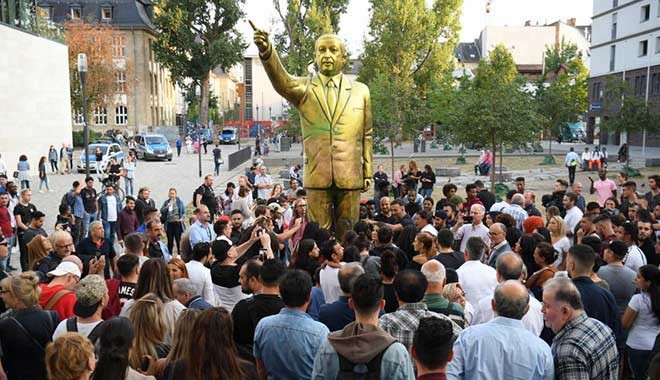 Almanya'daki devasa Erdoğan heykeli kaldırıldı