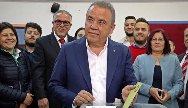 Muhittin Böcek yeğenini daire başkanı yaptı