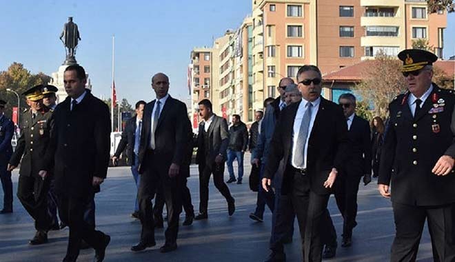 Atatürk'ü anma töreninde gecikme yaşanınca Konya Valisi: Hepsini görevden alın
