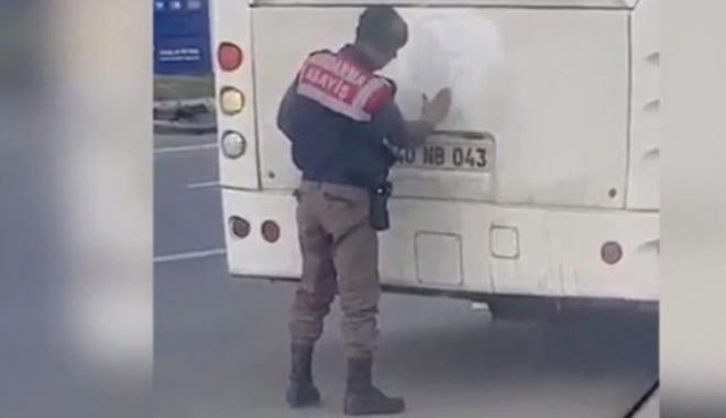 Atatürk'ün tozlanan silüetini silen askerin videosu sosyal medyayı salladı