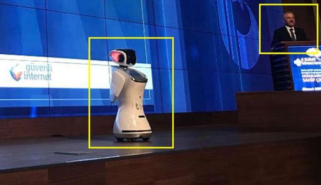 Bakan Arslan istedi, sözünü kesen robota format atıldı