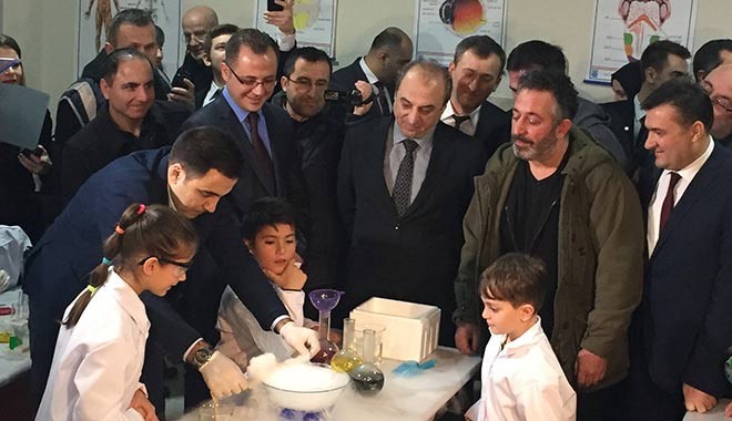 Bilim çocukları Cem Yılmaz ile deney yaptı