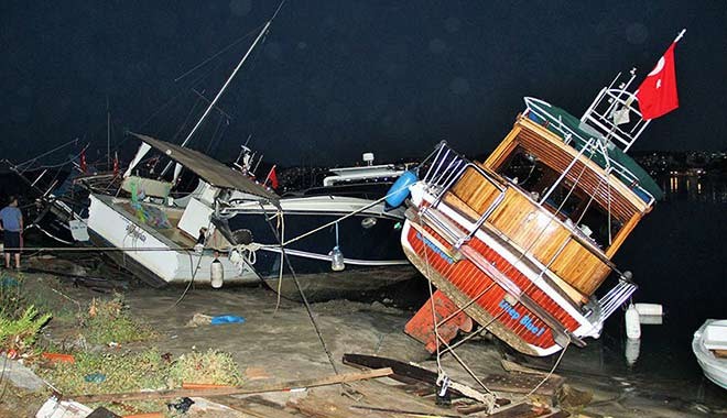 Bodrum'da deniz suyu çekildi, kıyıya vuran tekneler parçalandı