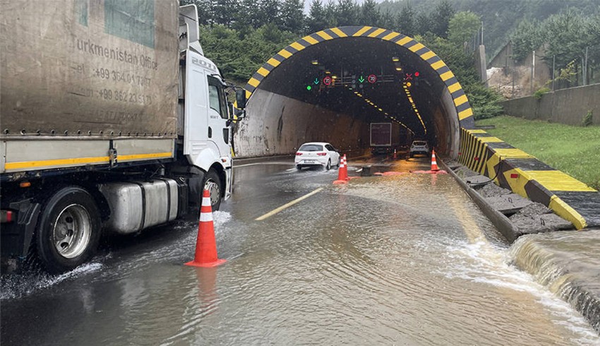 Ankara-İstanbul yönü trafiğe kapandı
