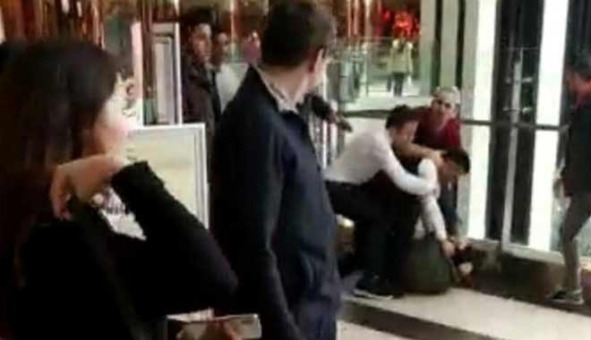Cevahir AVM’de kominin başında tabağı parçalayıp, burnunu kırdılar