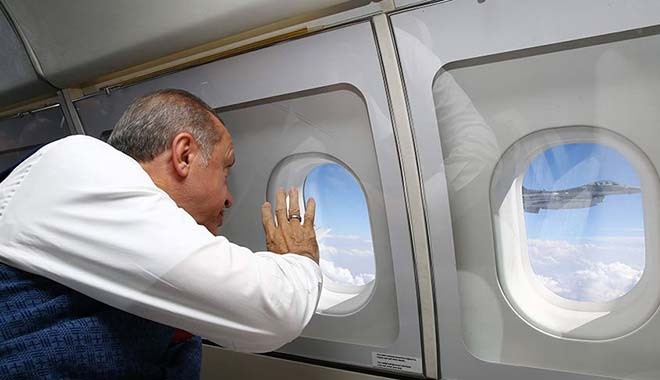 Cumhurbaşkanı Erdoğan ile göz göze gelen o pilot kim çıktı?