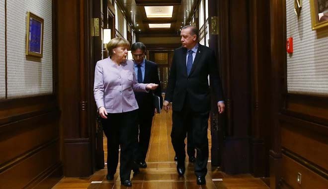 Angela Merkel'den Türkiye'ye 'saygılı diyalog' çağrısı
