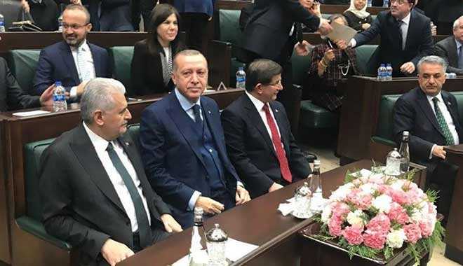 Davutoğlu geri döndü, Erdoğan’ın yanına oturdu