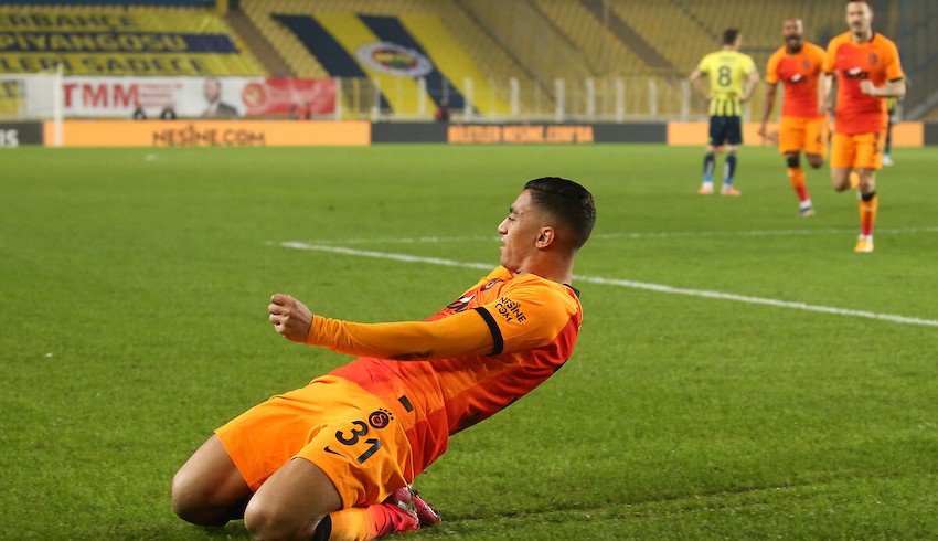 Galatasaray, Fenerbahçe'yi Kadıköy'de yendi; liderlik koltuğuna oturdu!
