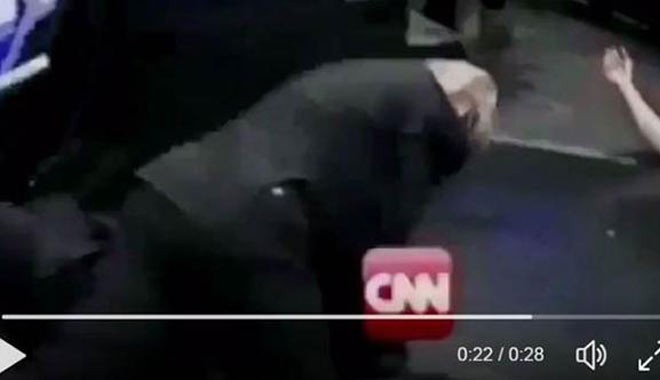 Donald Trump bunu da yaptı: CNN'i yere serdi!