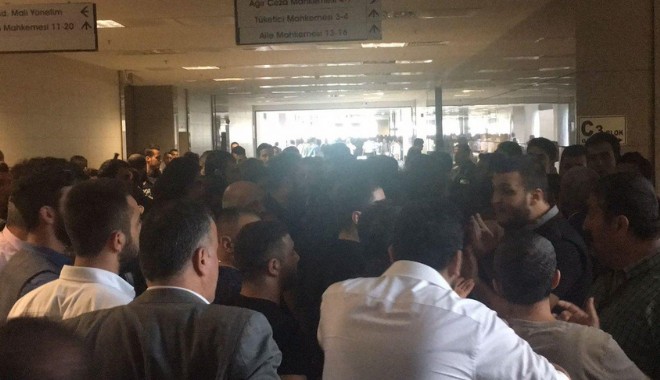 Duruşmada kavga: Sarallar ve Şahinler adliyede birbirlerine girdi..
