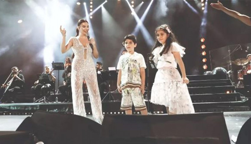 Ebru Yaşar'dan çocuklarıyla sürpriz düet