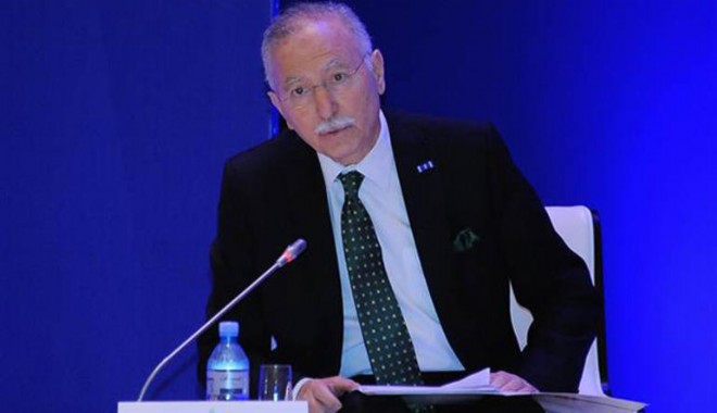 Ekmeleddin İhsanoğlu konuşma yaparken kalp krizi geçirdi