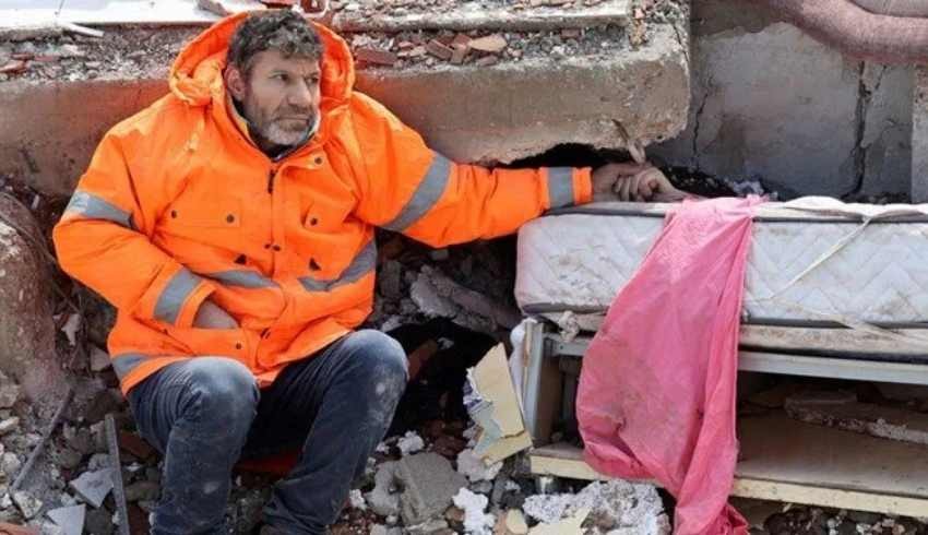 En acı olay! Depremde kaybettiği kızının elini bırakamadı!