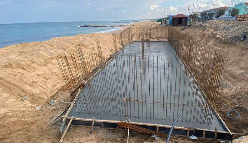 Endemik bitki türlerinin görüldüğü Karaburun kumsalında betonlaşma