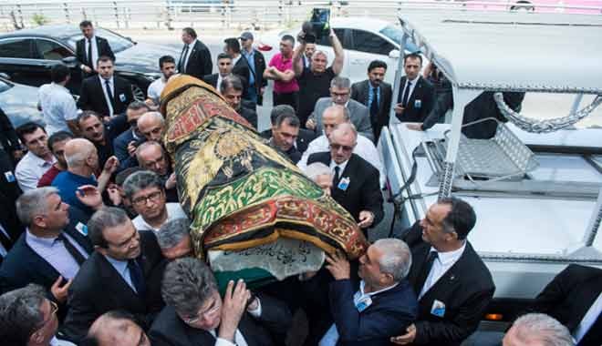 Demirören'in tabatu üzerine Kabe kapısı örtüsü serildi