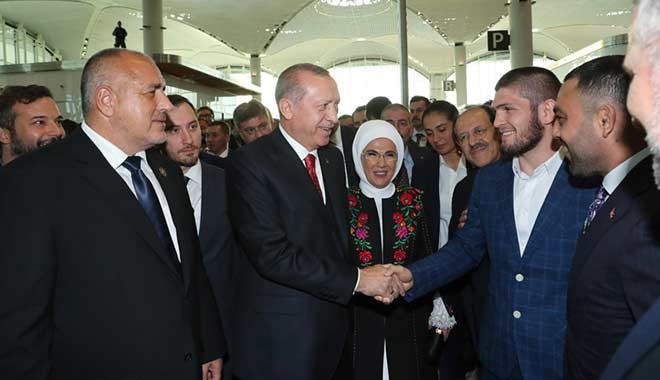 Erdoğan, yeni havalimanının açılış töreninde Khabib Nurmagomedov ile görüştü