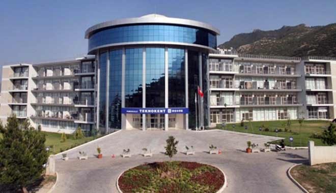 Eşini sekreter olarak atayan rektör Denizli'yi bezdirdi... Pamukkale Teknokent'te deprem gibi istifalar