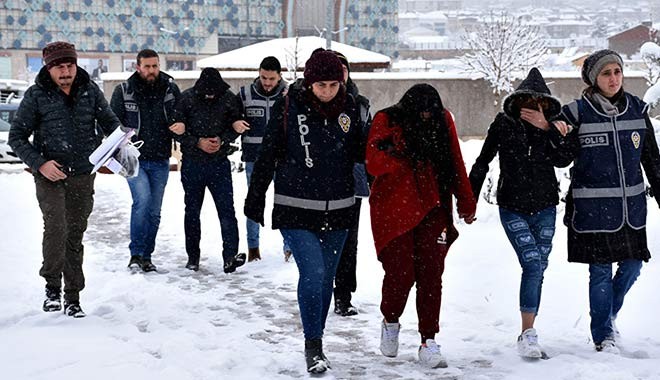 Eve çağırdıkları yaşlı erkeklere tuzak kuran 2 kadın ve akrabalarına gözaltı