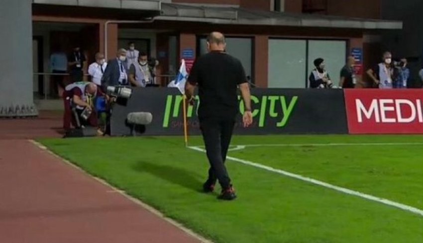 Fatih Terim, 5 dakikalık uzatmaya tepki gösterdi, sahayı terk etti