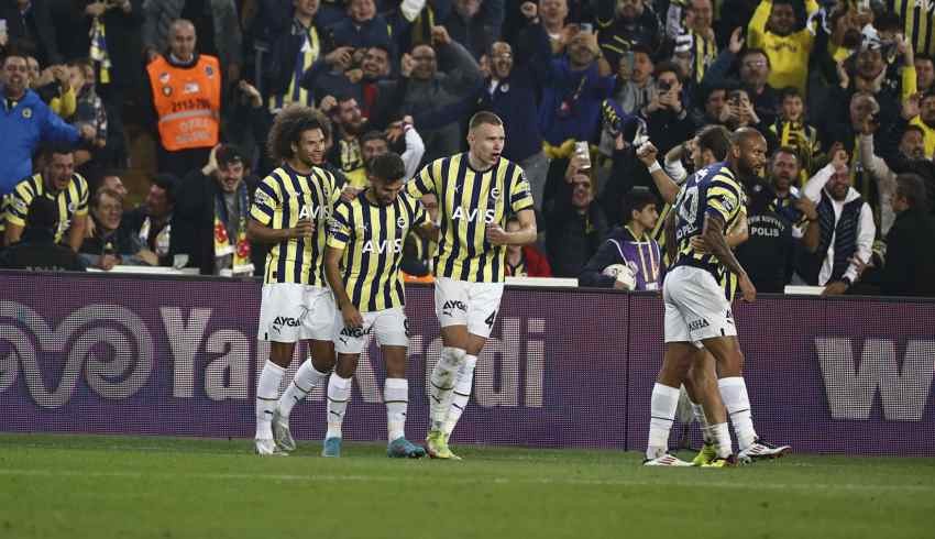 Fenerbahçe, Başakşehir'i mağlup ederek liderlik koltuğuna oturdu