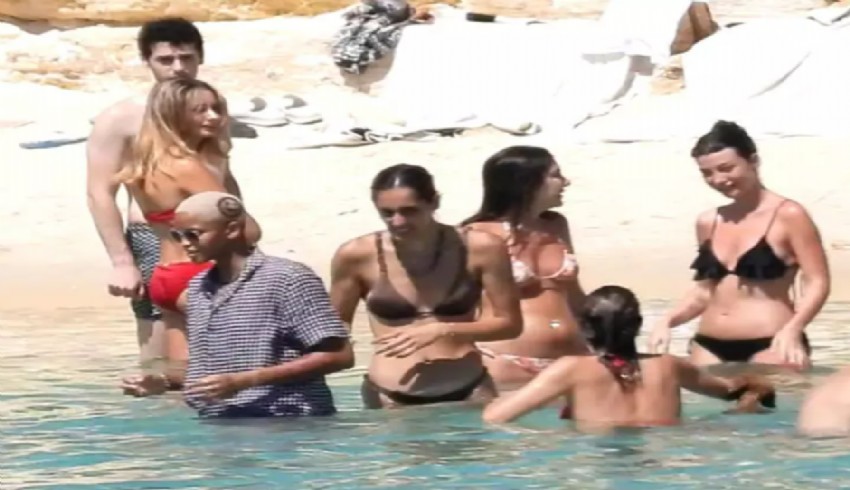 Filenin Sultanları tatil keyfine devam ediyor! Vargas denize gömlekle girdi