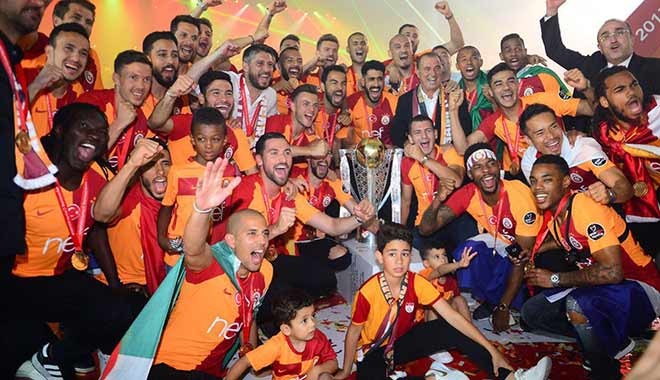 Galatasaray 21'inci şampiyonluk kupasını böyle kaldırdı