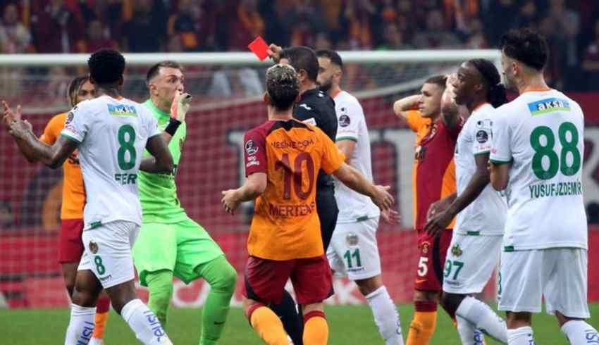 Galatasaray-Alanyaspor maçında dört gol iki kırmızı kart