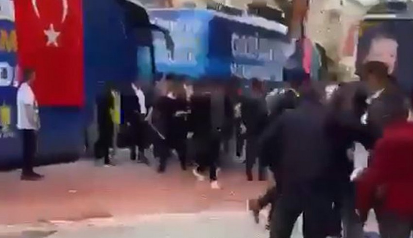 Gaziantep'te Ak Parti standına saldırı