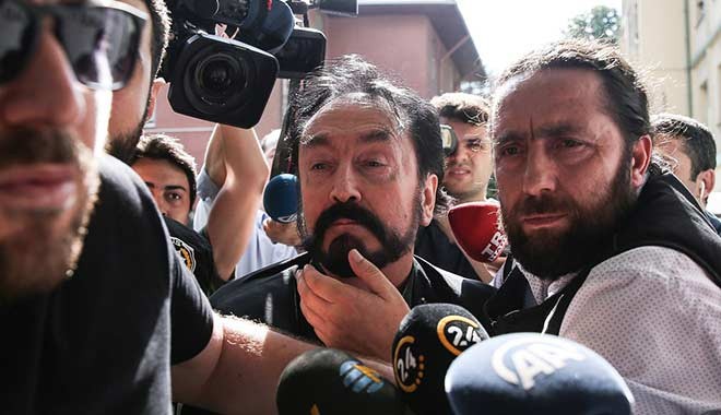 Kapısına polis dayanan Adnan Oktar hangi gazeteciyi aradı