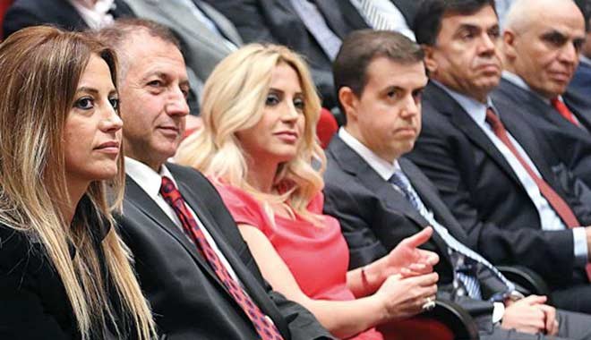 Hangi medya patronunun eşi köşe yazarı oldu?