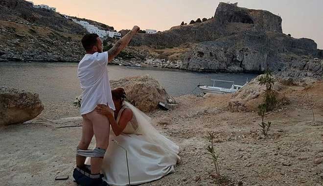 Herkes evlilik fotoğrafı beklerken damat pantolonunu indirdi