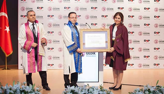 İlk “Fahri Doktora” unvanını DAP Holding Başkanı Ziya Yılmaz’a verdi