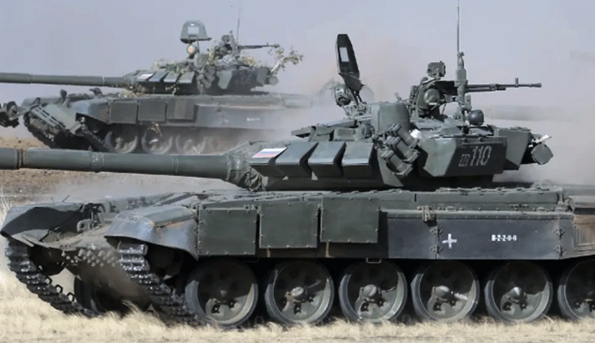 İngiliz bilim insanları gizli tesiste Rus tanklarını inceliyor