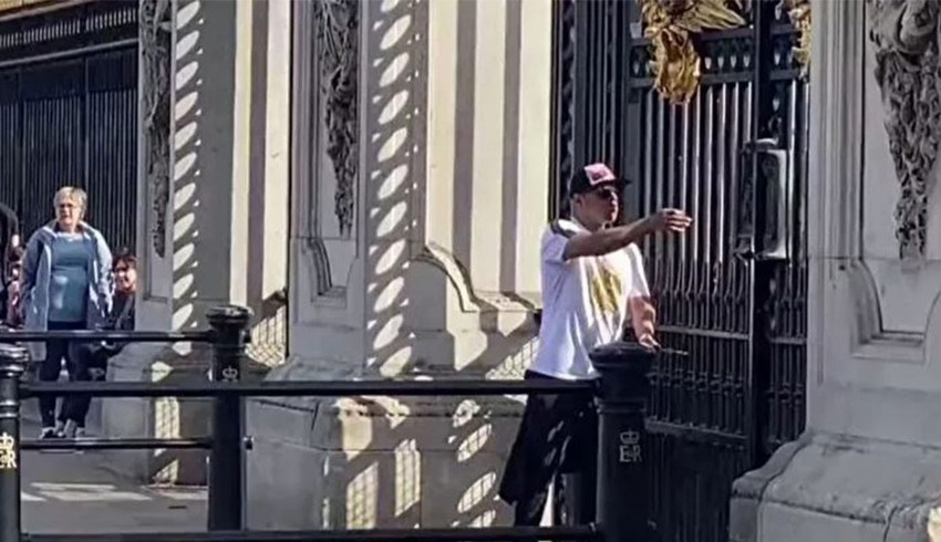İngiltere'de alarm... Bir şüpheli kendini Buckingham Sarayı'na kelepçeledi