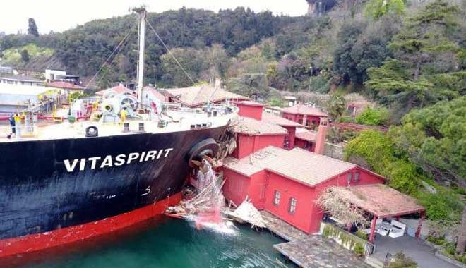 İstanbul Boğazı'nda kaza: Gemi Tarihi Hekimbaşı Salih Efendi Yalısı'nı ezdi, geçti...